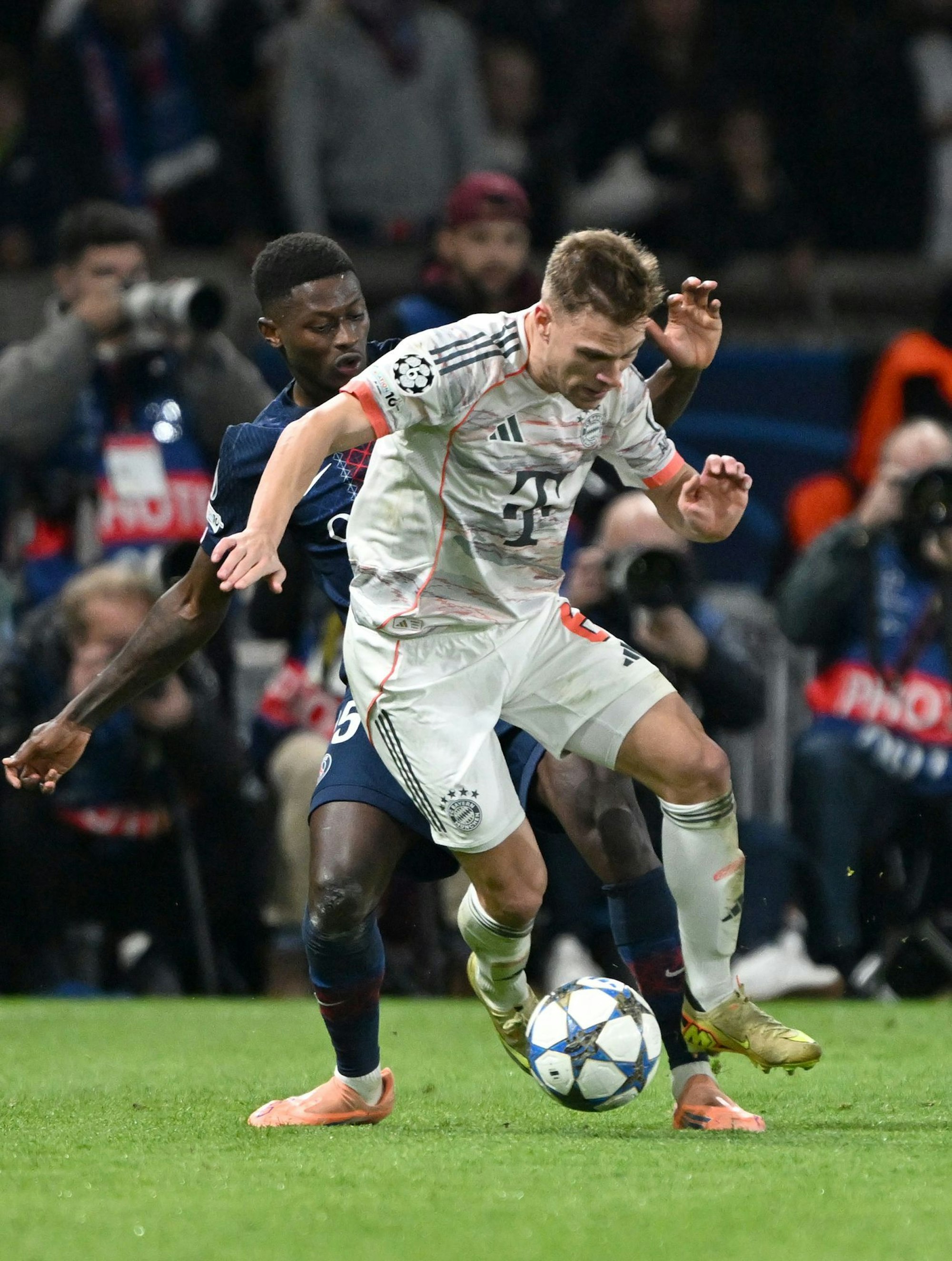 Joshua Kimmich in seinem 100. Champions-League-Spiel in Aktion gegen Nuno Mendes .