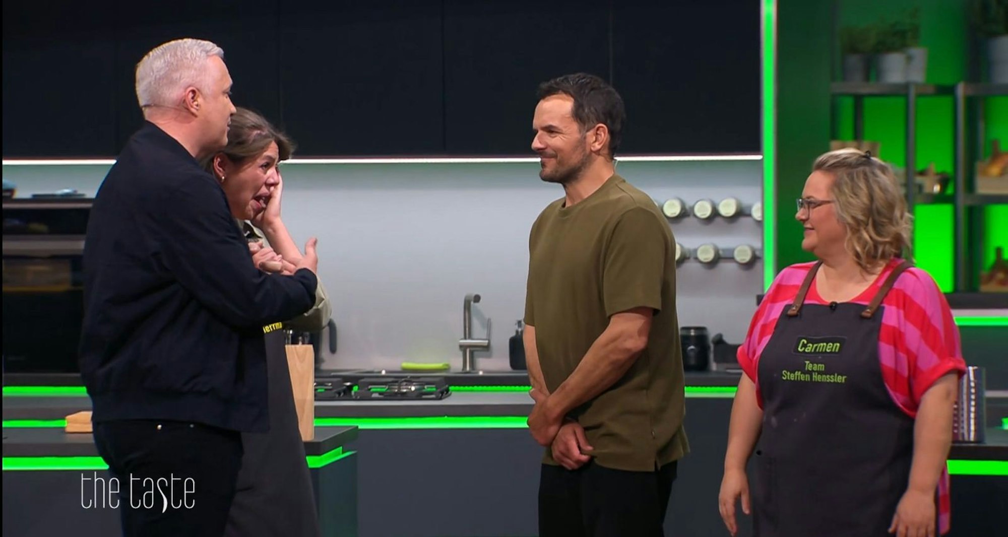 Die Tränen stehen Sandra schon im Gesicht. Doch dann „rettet“ sie Steffen Henssler. Er holt die Rauswurf-Kandidatin in sein Team. (Bild: Joyn/Screenshot)