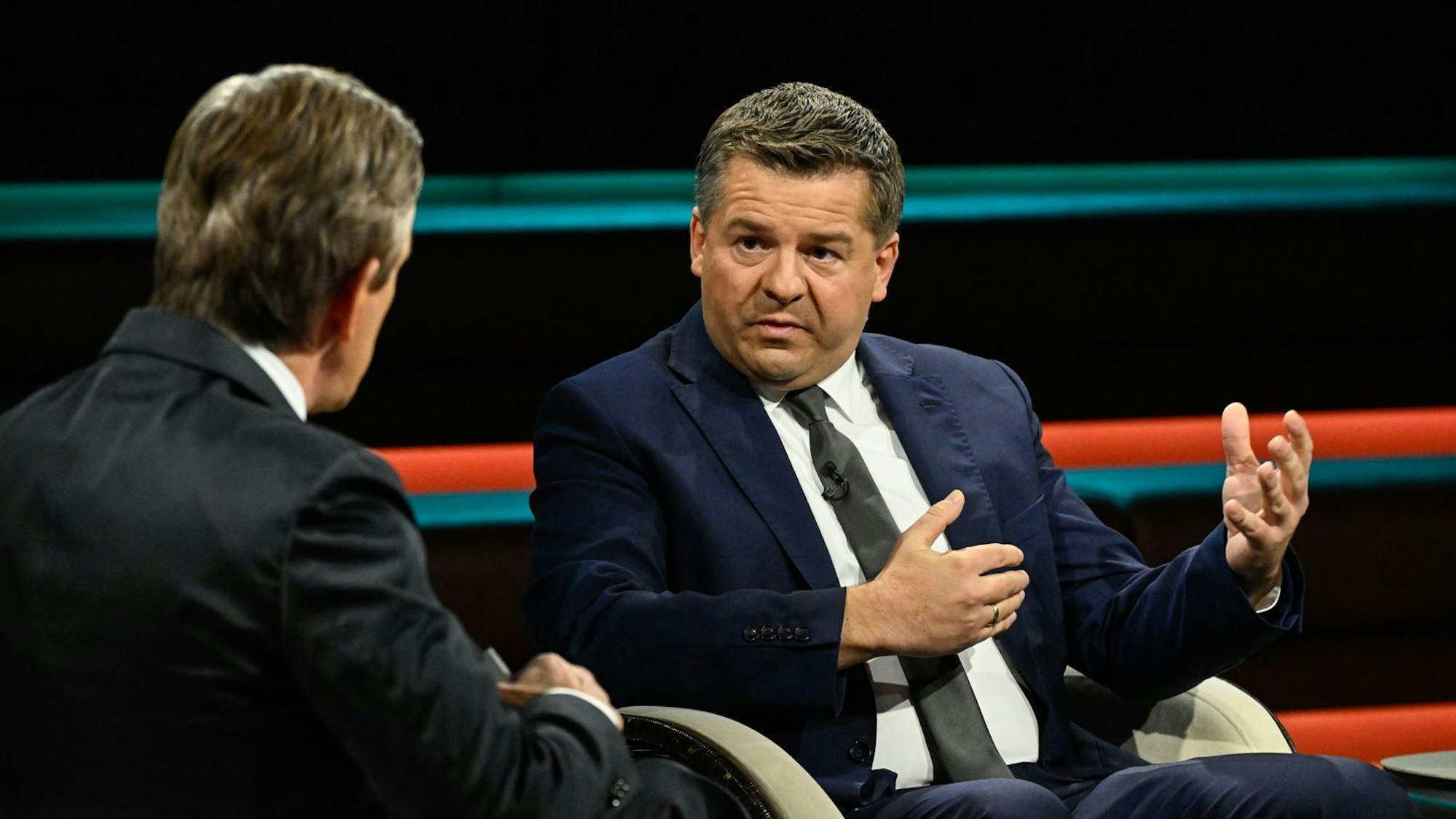 CDU-Politiker Sven Schulze reagierte schwammig, als er von dem ZDF-Moderator gefragt wurde, inwiefern eine Zusammenarbeit mit der Linkspartei denkbar wäre. (Bild: ZDF / Markus Hertrich)