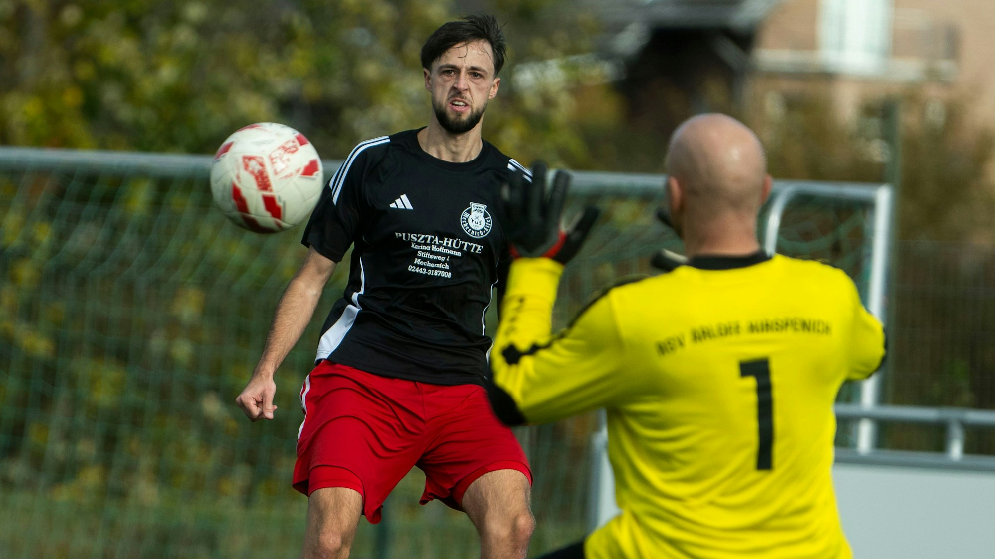 Fußballer Fabrice Stallzus aus Mechernich schaut einem Ball hinterher. Der Torwart im gelben Trikot ist von hinten zu sehen.