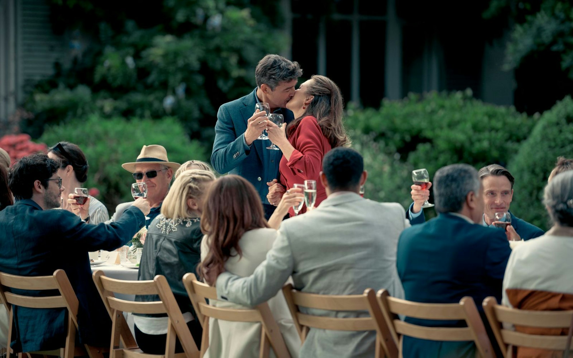 Noch herrscht auf der Feier zum 25. Hochzeitstag von Paul (Kyle Chandler, stehend links) und Ellen Taylor (Diane Lane, stehend rechts) entspannte Ausgelassenheit. (Bild: Tobis Film)