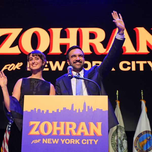 Zohran Mamdani (r.) feiert mit seiner Frau Rama Duwaji am 4. November den Sieg in New York.