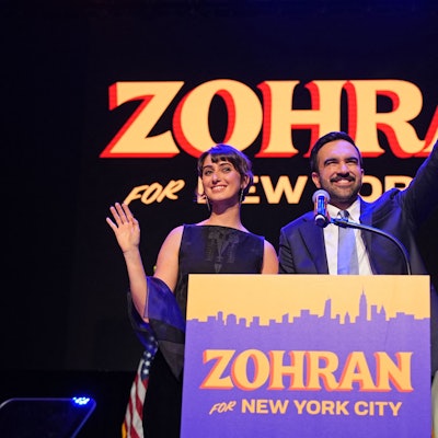 Zohran Mamdani (r.) feiert mit seiner Frau Rama Duwaji am 4. November den Sieg in New York.