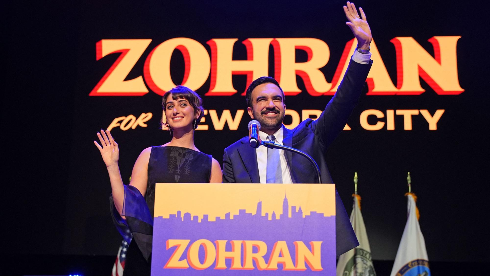 Zohran Mamdani (r.) feiert mit seiner Frau Rama Duwaji am 4. November den Sieg in New York.