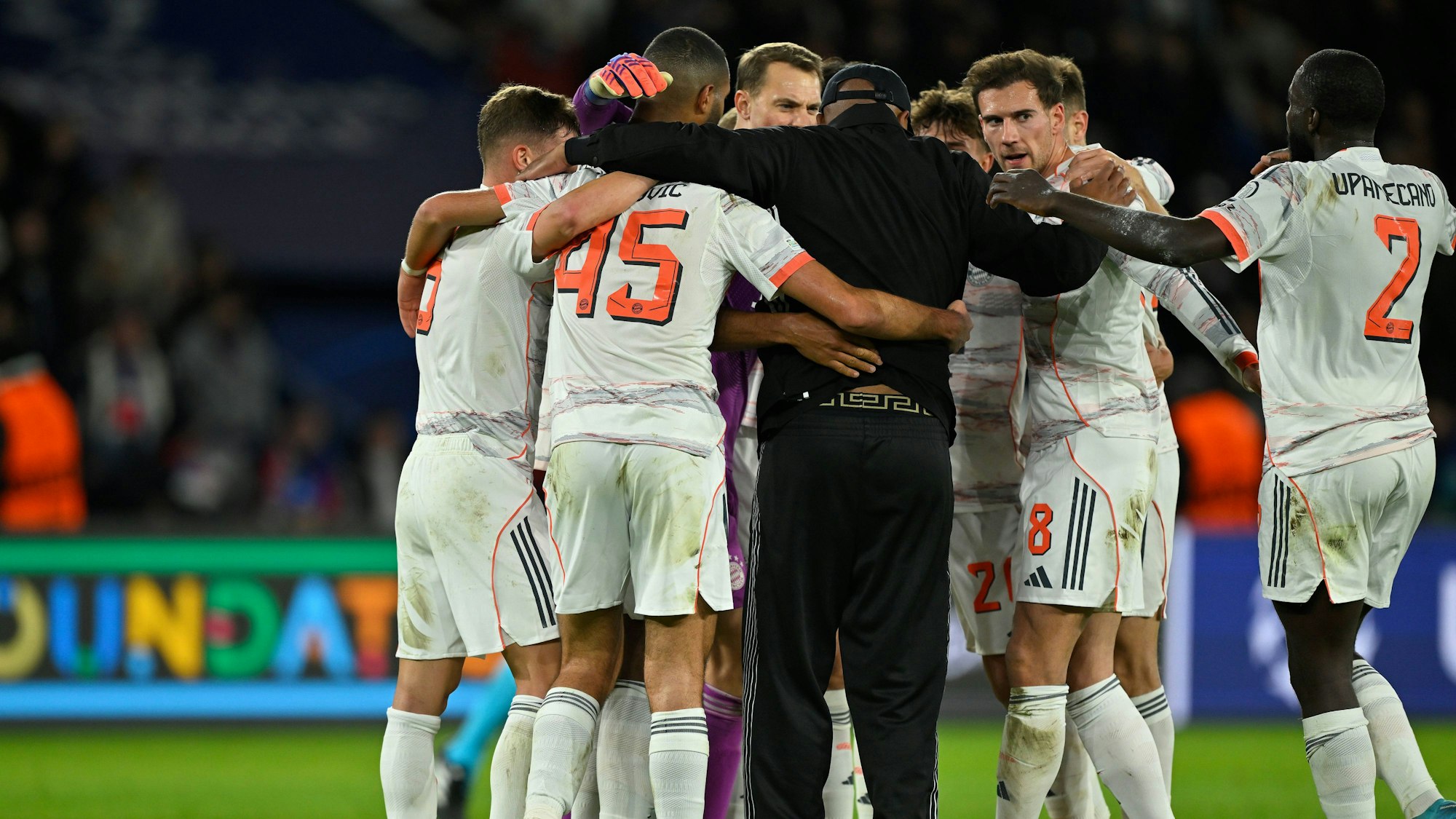 Die Spieler des FC Bayern bejubeln gemeinsam mit Trainer Vincent Kompany den Sieg bei Paris Saint-Germain.