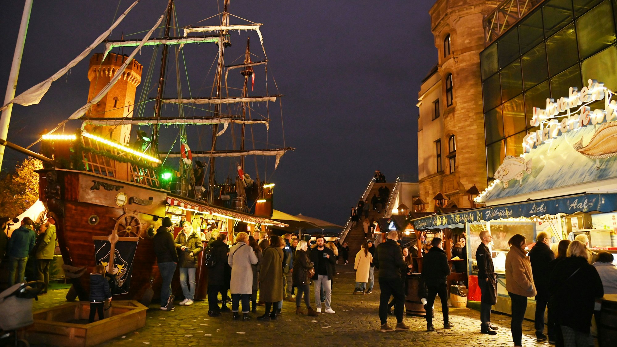 Der Hafen-Weihnachtsmarkt in Köln.