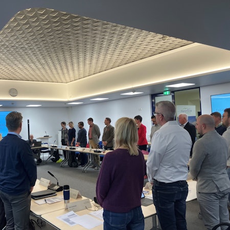 Die neuen Ratsmitglieder haben sich erhoben.