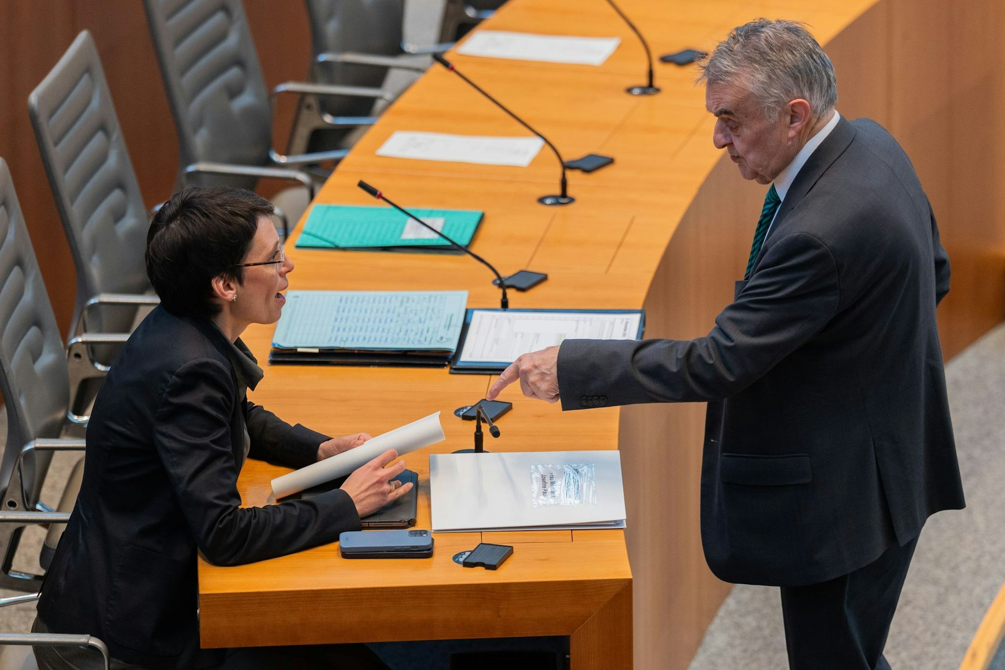 Ein neues Gesetz setzt klare Standards, welche Flüchtlinge in welchem Zeitraum an die Kommunen überstellt werden und welche nicht.