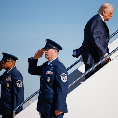 Donald Trump steigt in die Air Foce One ein: Die Umfragewerte des US-Präsidenten sind im Keller.