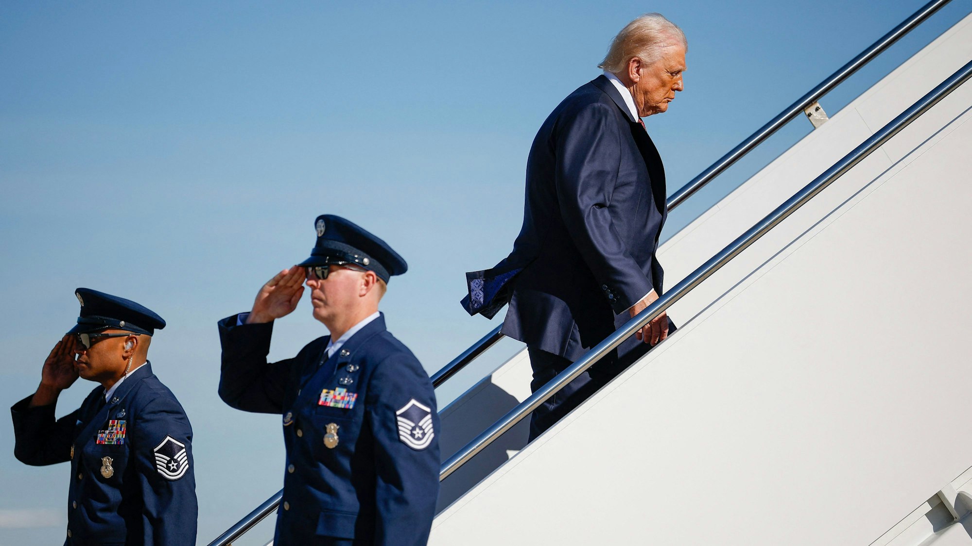 Donald Trump steigt in die Air Foce One ein: Die Umfragewerte des US-Präsidenten sind im Keller.