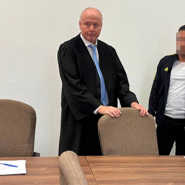 Der Angeklagte mit seinem Verteidiger Mario Geuenich beim Prozessauftakt im Kölner Landgericht