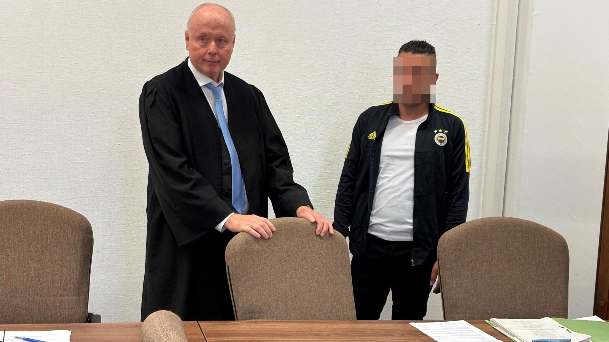 Der Angeklagte mit seinem Verteidiger Mario Geuenich beim Prozessauftakt im Kölner Landgericht