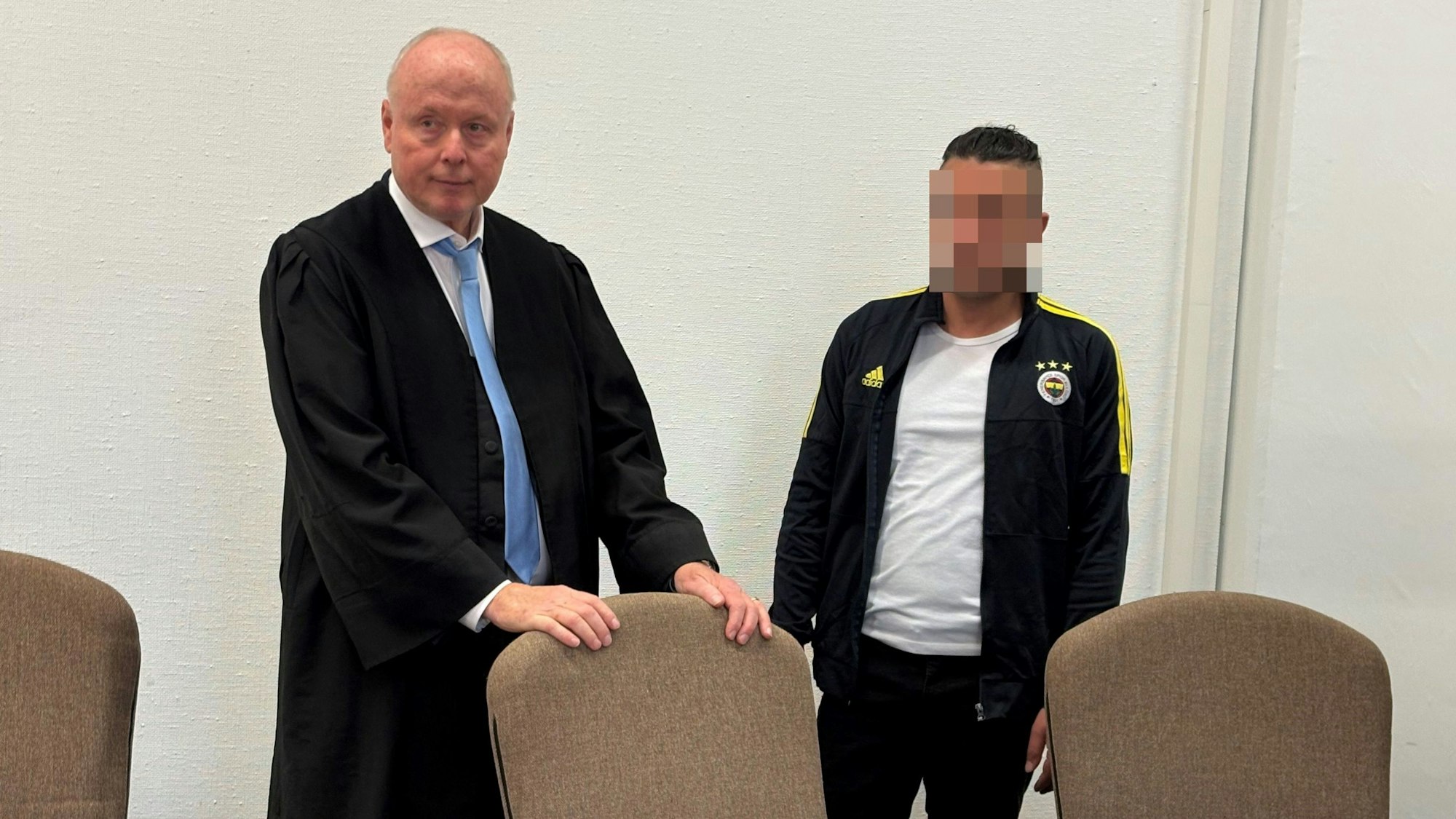 Der Angeklagte mit seinem Verteidiger Mario Geuenich beim Prozessauftakt im Kölner Landgericht