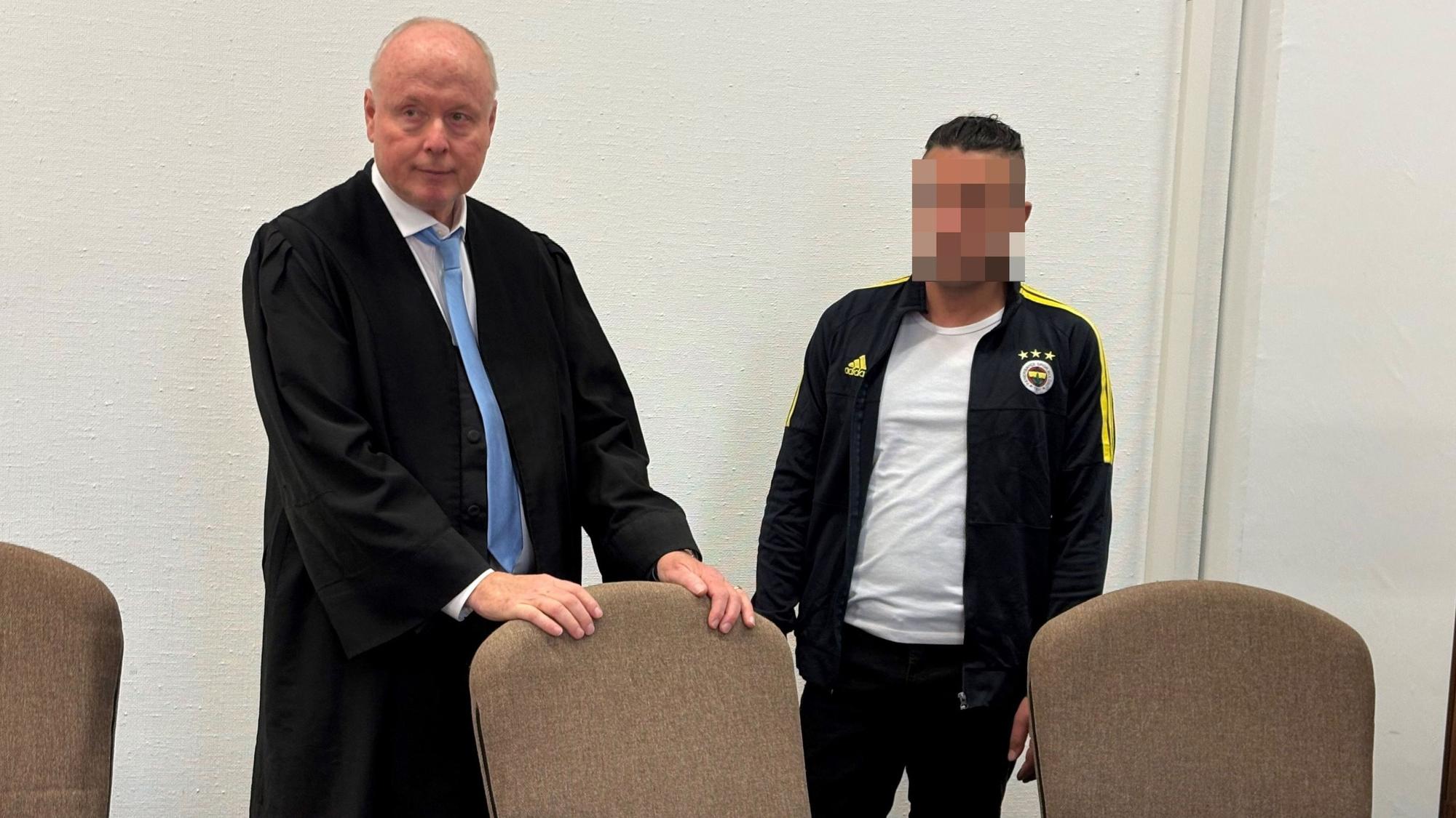 Der Angeklagte mit seinem Verteidiger Mario Geuenich beim ersten Prozess im Kölner Landgericht