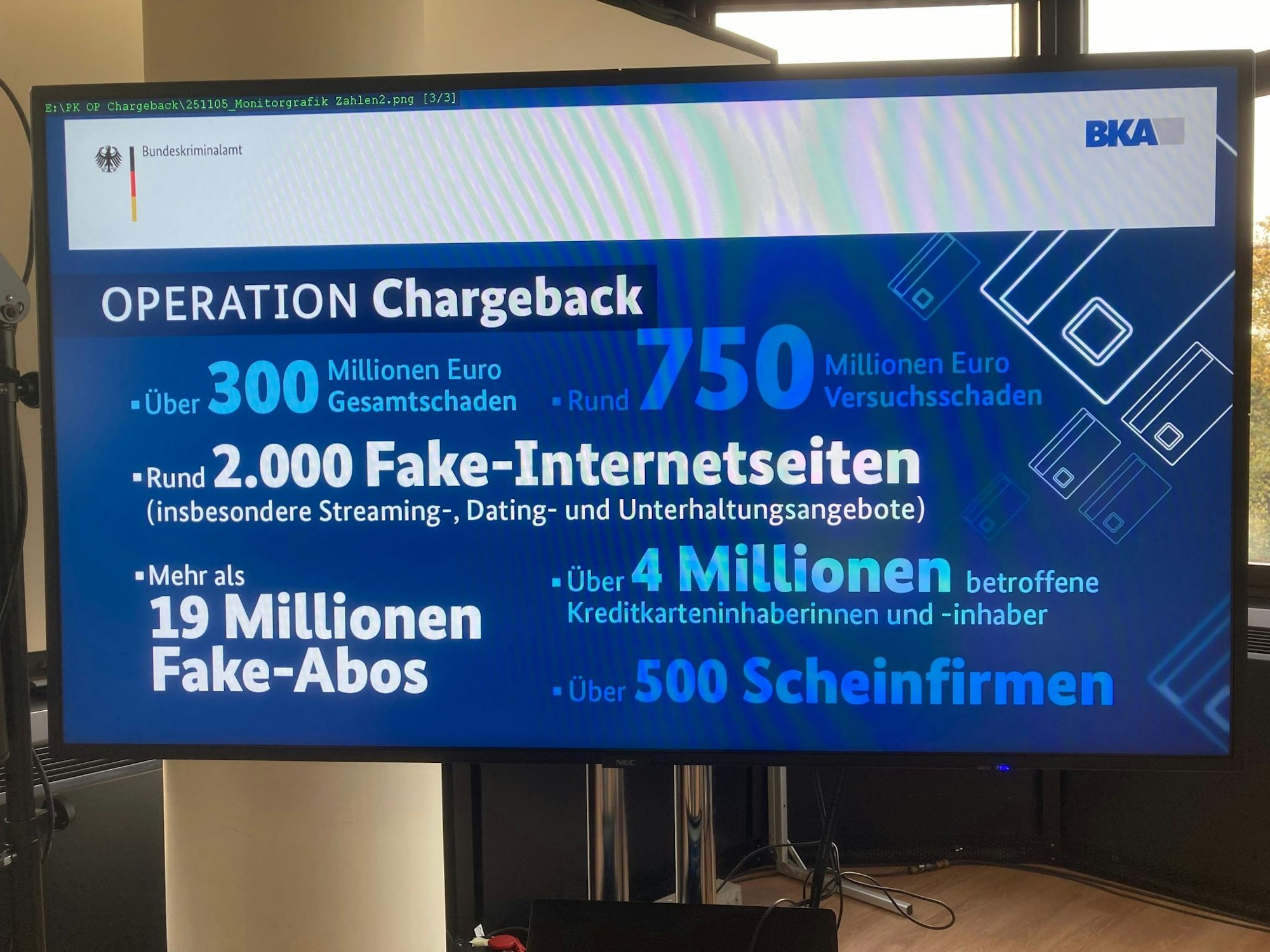 Informationen zu "Operation Chargeback" sind im Rahmen einer Pressekonferenz beim BKA auf einem Bildschirm zu sehen.