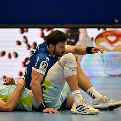 Julian Köster (VfL Gummersbach) gegen Tim Suton (TBV Lemgo).