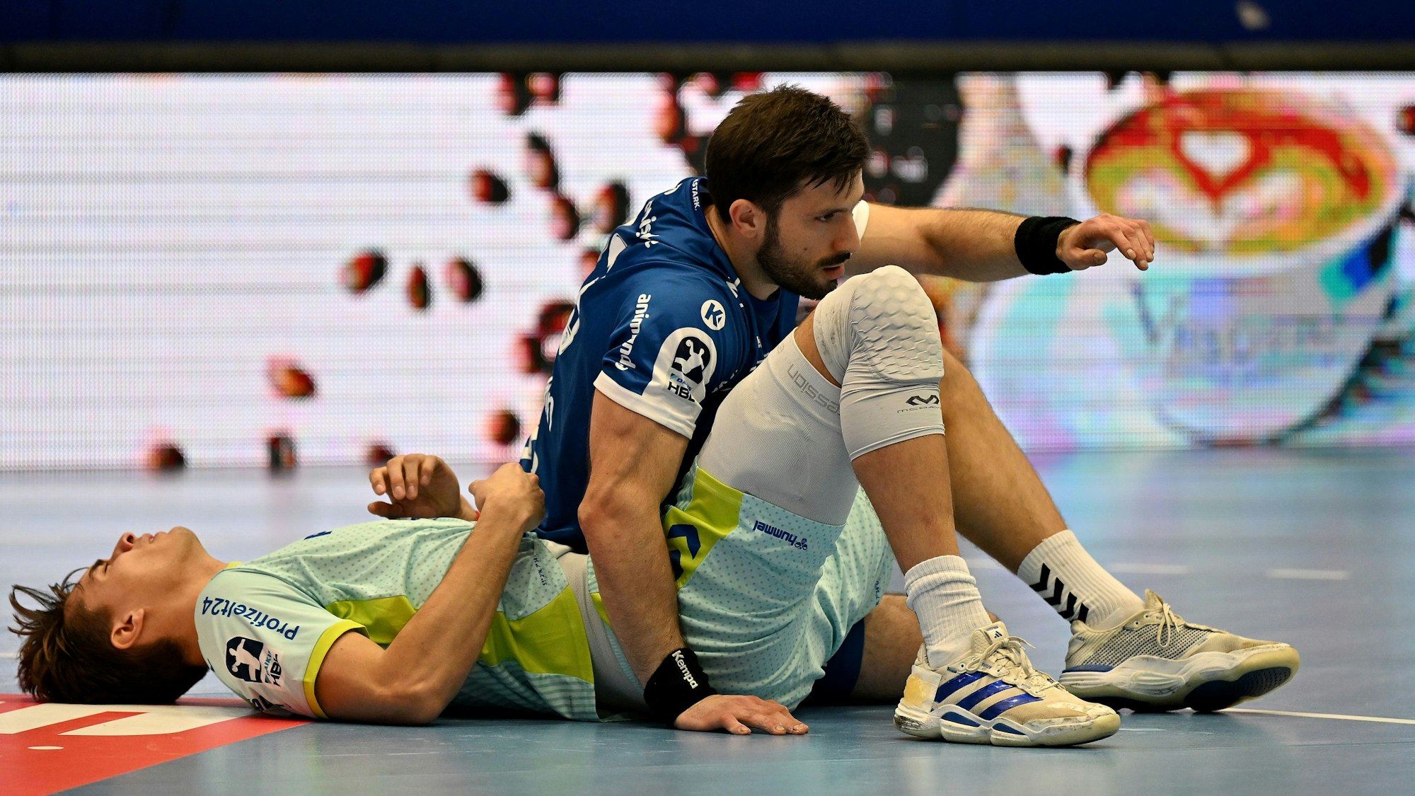 Julian Köster (VfL Gummersbach) gegen Tim Suton (TBV Lemgo).