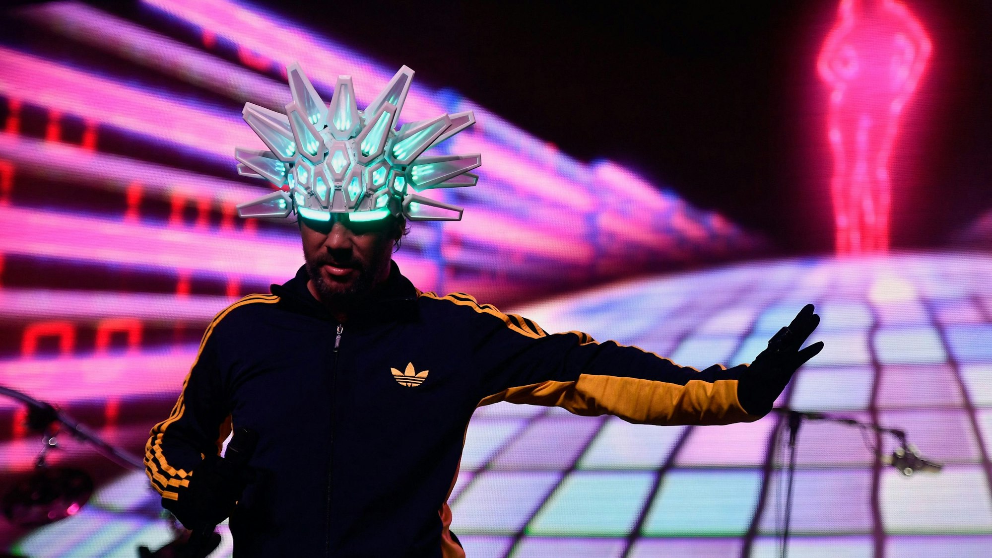 Jamiroquai auf der Bühne.