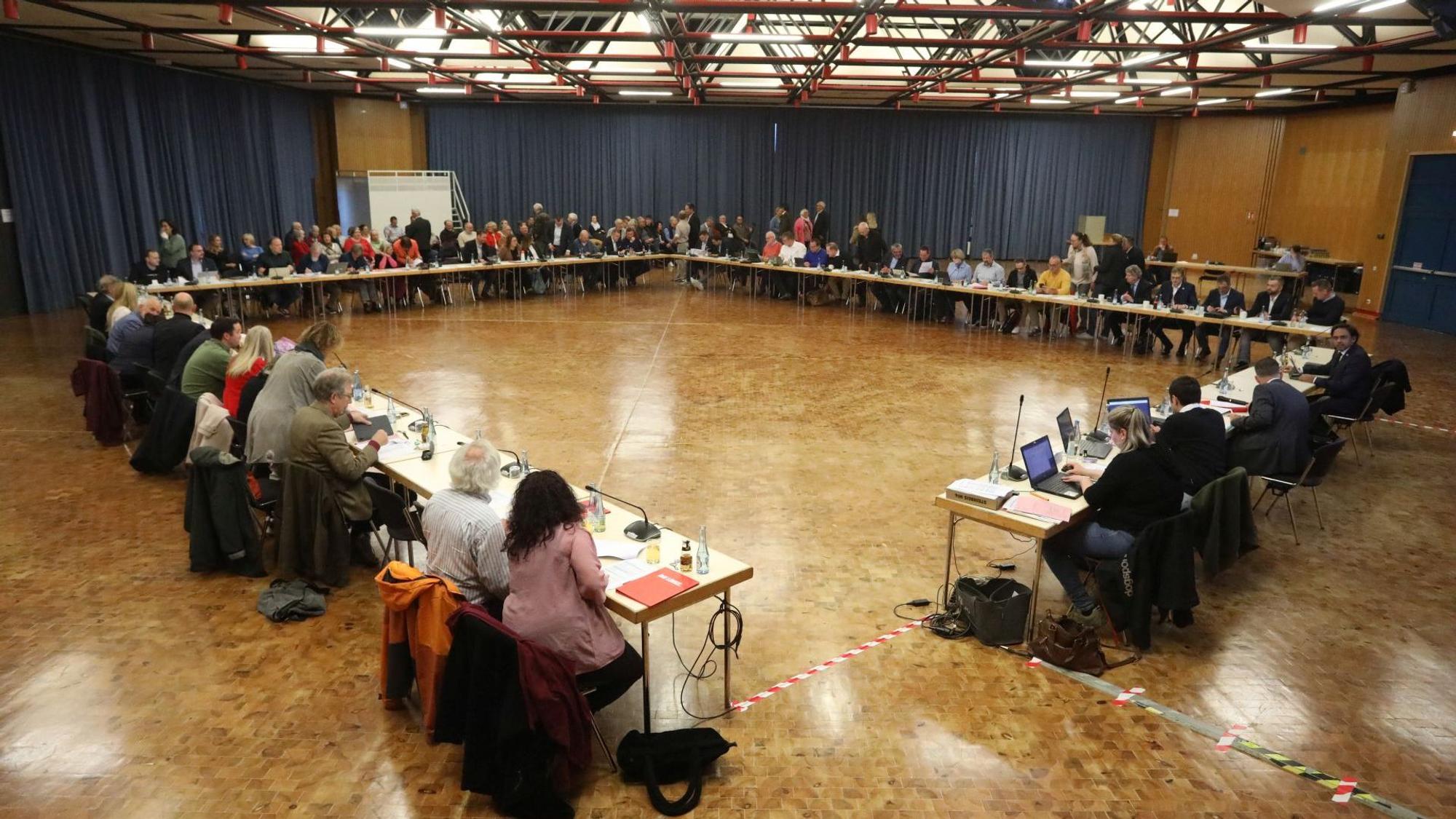 Der Stadtrat tagt in der Aula Oberpleis.
