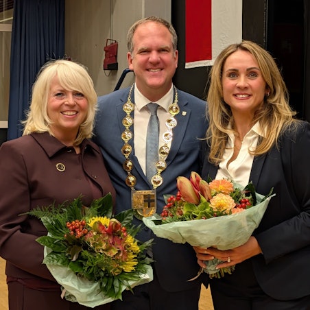 Das Foto zeigt die beiden neu gewählten Vizebürgermeisterinnen mit Blumensträußen und den Bürgermeister mit Amtskette.