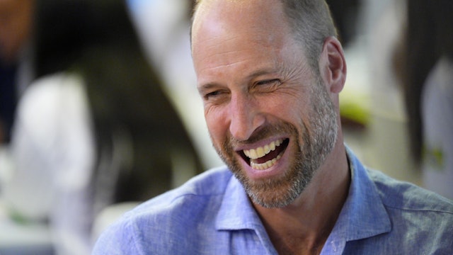 Prinz William lächelt.