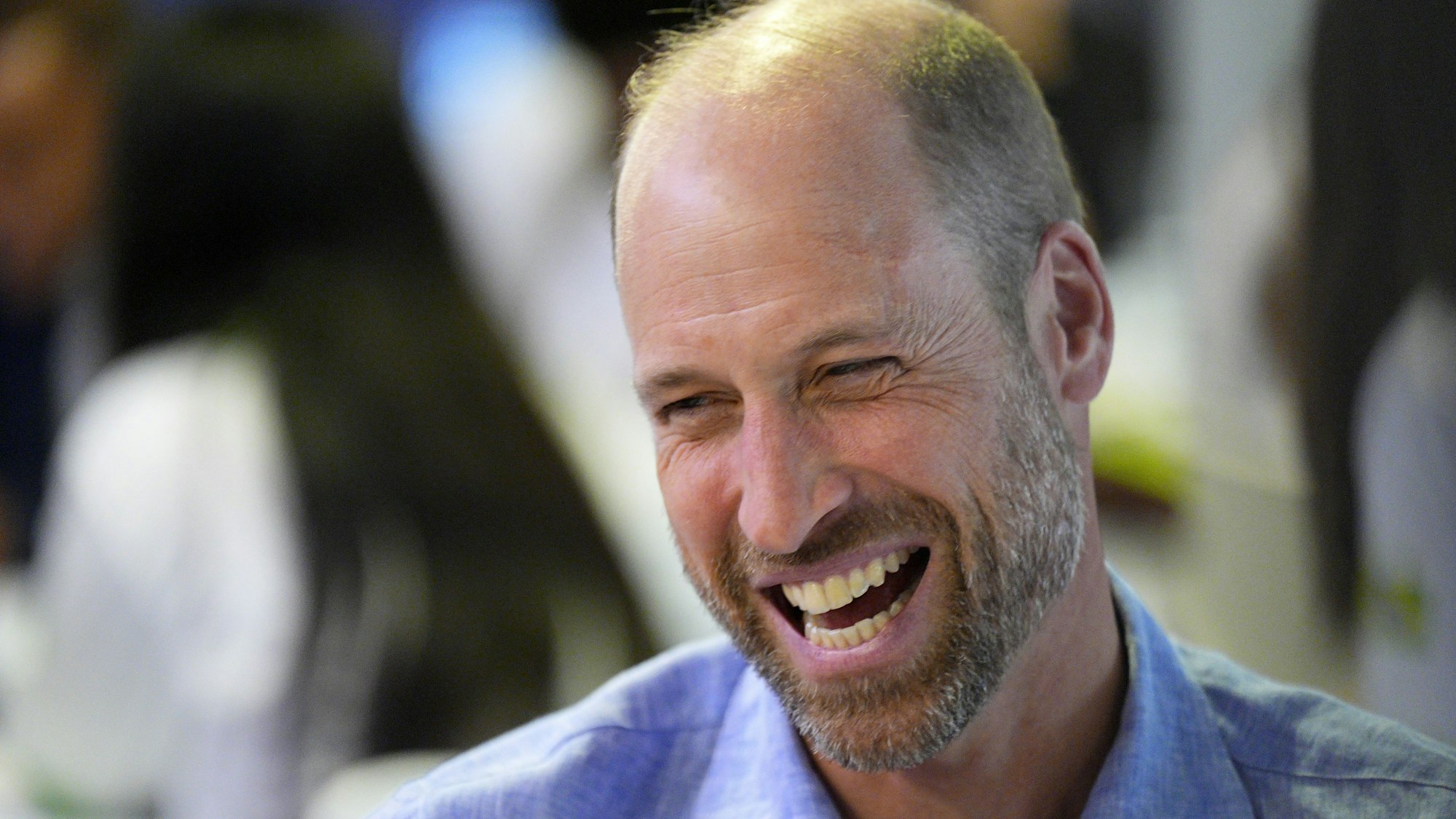 Prinz William lächelt breit.