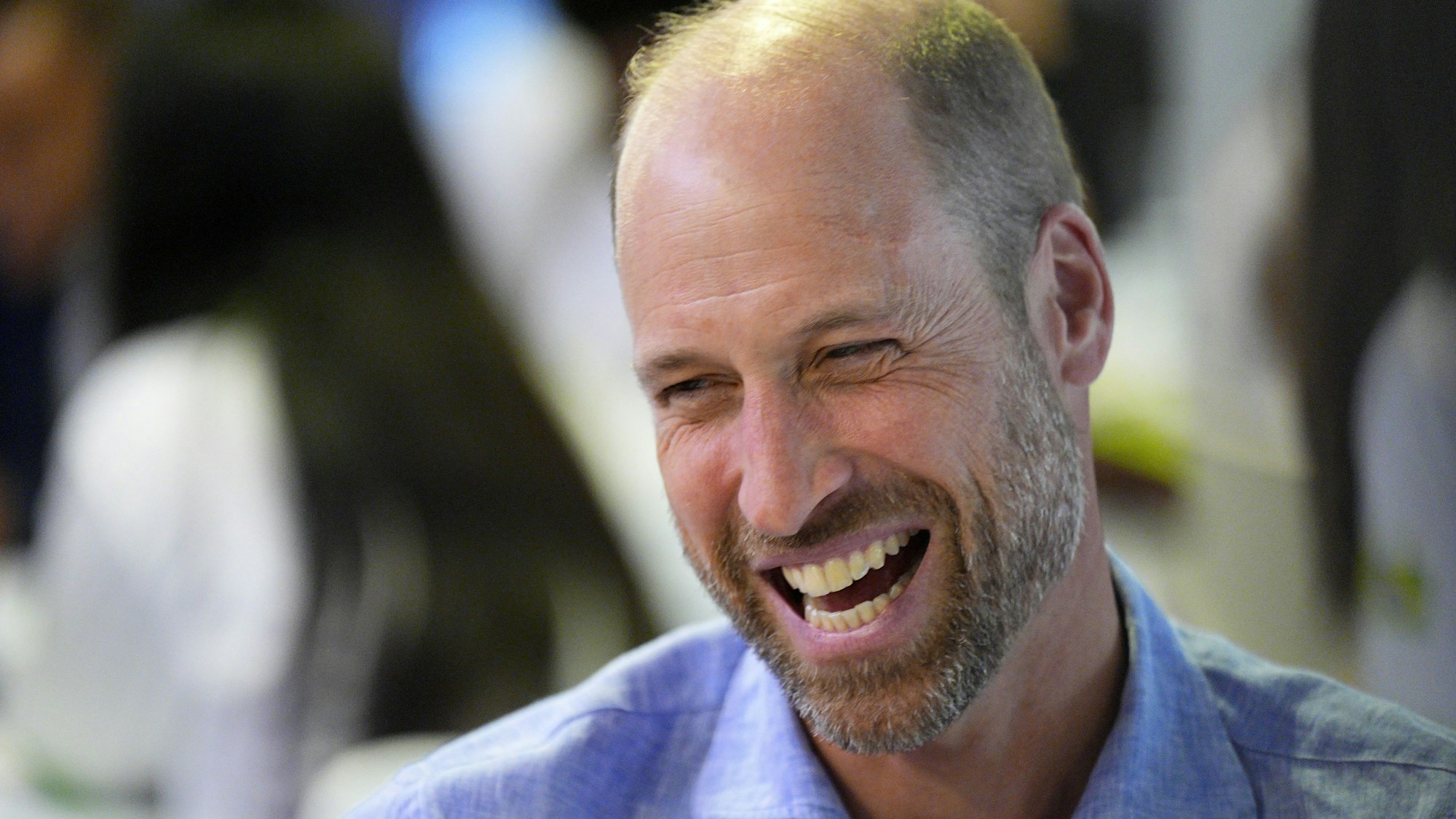 Der britische Prinz William lächelt während eines Gesprächs.