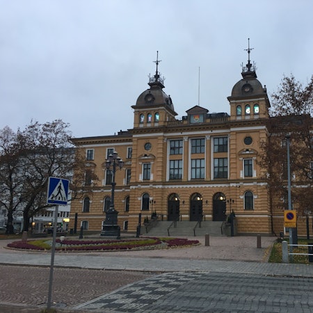 Kaum zu sehen ist die Uhr, die auf dem Rathaus von Oulu die Tage bis zum Beginn des Kulturhauptstadtjahres herunterzählt.