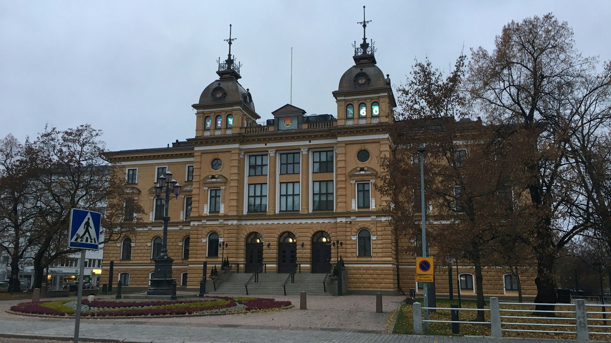 Kaum zu sehen ist die Uhr, die auf dem Rathaus von Oulu die Tage bis zum Beginn des Kulturhauptstadtjahres herunterzählt.