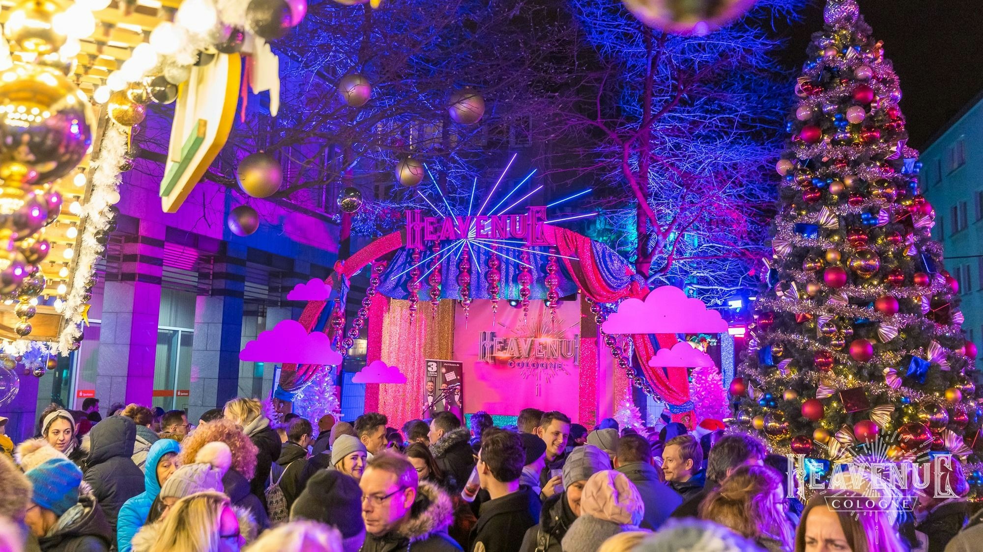Menschen besuchen den Heavenue Cologne Weihnachtsmarkt. (Archivbild)