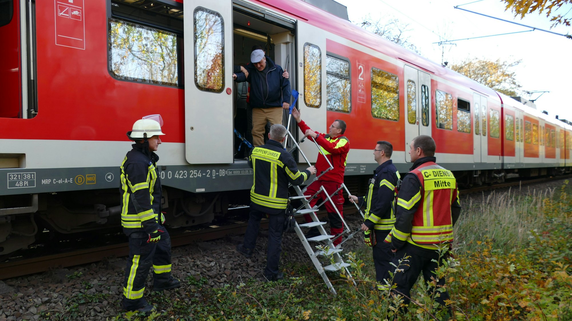 In der S-Bahn hatten rund 130 Passagiere gesessen, die durch die Feuerwehr evakuiert wurden.