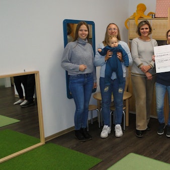 Franz-Heinrich Stratmann (2. von rechts) aus dem Vorstand der Rolf-Lappe-Stiftung übergab einen symbolischen Scheck über die Fördersumme an Mitarbeitende und Teilnehmende des Eltern-Kind-Cafés.