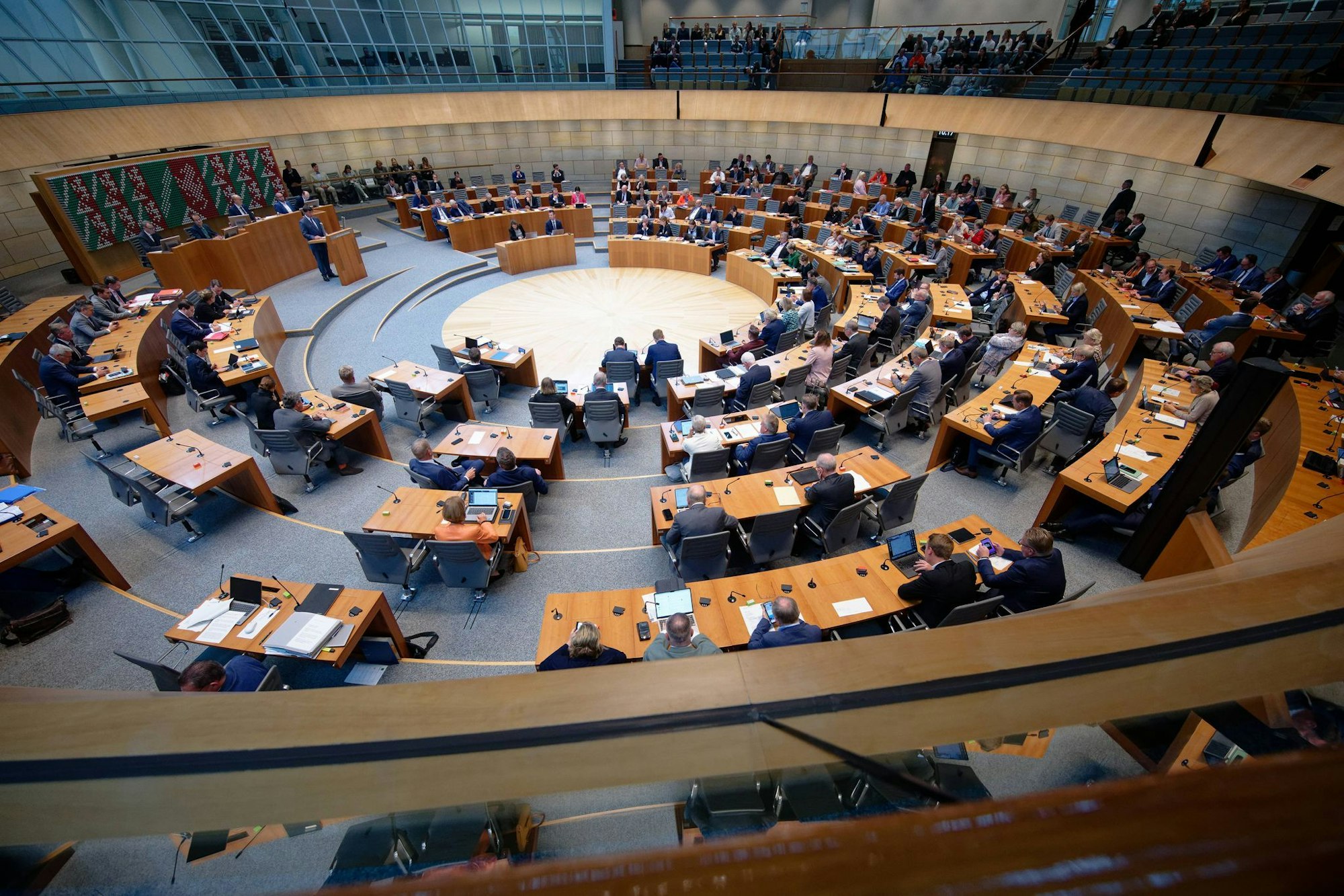 In seiner 105. Sitzung dieser Wahlperiode hat der nordrhein-westfälische Landtag viele wichtige Beschlüsse zu fassen: vom Asylrecht bis zur Zukunft des öffentlich-rechtlichen Rundfunks. (Archivbild)