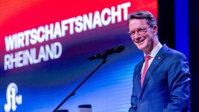 Hendrik Wüst auf der Bühne der „Wirtschaftsnacht Rheinland“.