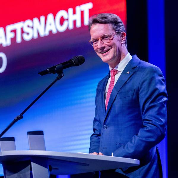 Hendrik Wüst auf der Bühne der „Wirtschaftsnacht Rheinland“.