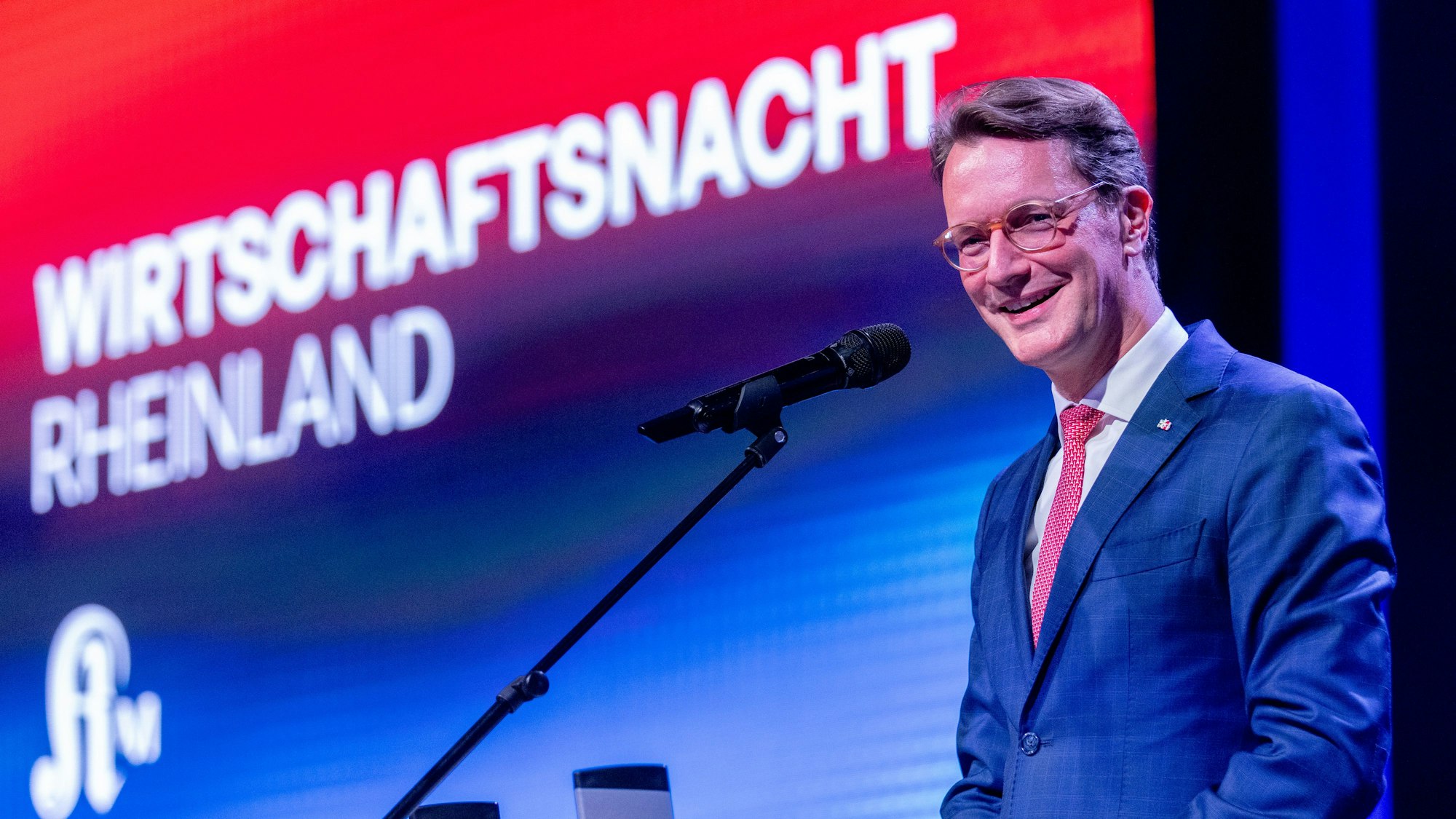 Hendrik Wüst auf der Bühne der „Wirtschaftsnacht Rheinland“.