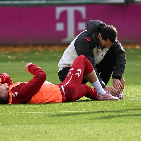 05.11.2025, xophax, Fussball 1.Bundesliga, 1.FC Koeln Training Derbywoche Said El Mala verletzt. Physiotherapeut Daniel Schütz behandelt. DFL/DFB REGULATIONS PROHIBIT ANY USE OF PHOTOGRAPHS as IMAGE SEQUENCES and/or QUASI-VIDEO Koeln *** 05 11 2025, xophax, Fußball 1 Bundesliga, 1 FC Koeln Training Derbywoche Said El Mala injured Physiotherapist Daniel Schütz treated DFL DFB REGULATIONS PROHIBIT ANY USE OF PHOTOGRAPHS as IMAGE SEQUENCES and or QUASI VIDEO Koeln
