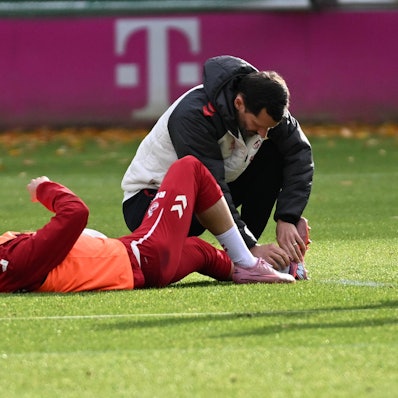 05.11.2025, xophax, Fussball 1.Bundesliga, 1.FC Koeln Training Derbywoche Said El Mala verletzt. Physiotherapeut Daniel Schütz behandelt. DFL/DFB REGULATIONS PROHIBIT ANY USE OF PHOTOGRAPHS as IMAGE SEQUENCES and/or QUASI-VIDEO Koeln *** 05 11 2025, xophax, Fußball 1 Bundesliga, 1 FC Koeln Training Derbywoche Said El Mala injured Physiotherapist Daniel Schütz treated DFL DFB REGULATIONS PROHIBIT ANY USE OF PHOTOGRAPHS as IMAGE SEQUENCES and or QUASI VIDEO Koeln