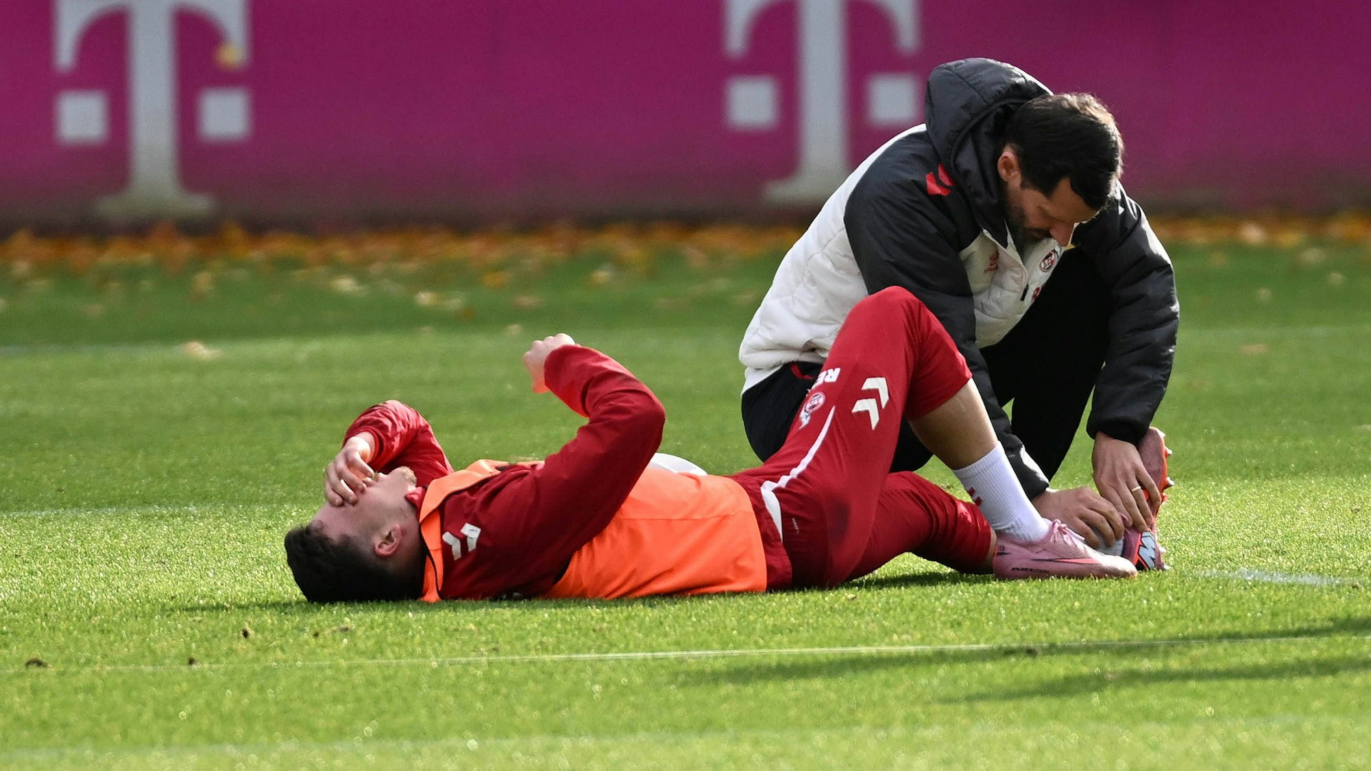 05.11.2025, xophax, Fussball 1.Bundesliga, 1.FC Koeln Training Derbywoche Said El Mala verletzt. Physiotherapeut Daniel Schütz behandelt. DFL/DFB REGULATIONS PROHIBIT ANY USE OF PHOTOGRAPHS as IMAGE SEQUENCES and/or QUASI-VIDEO Koeln *** 05 11 2025, xophax, Fußball 1 Bundesliga, 1 FC Koeln Training Derbywoche Said El Mala injured Physiotherapist Daniel Schütz treated DFL DFB REGULATIONS PROHIBIT ANY USE OF PHOTOGRAPHS as IMAGE SEQUENCES and or QUASI VIDEO Koeln