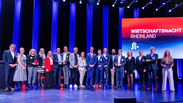 31.10.2025, Köln: 4. Wirtschaftsnacht Rheinland 2025 der Kölner Stadt-Anzeiger Medien unter dem Motto „Mission Possible - Zeit für neue Held:innen“ - Gruppenbild aller Preisträger und Preisträgerinnen mit Ministerpräsident Hendrik Wüst. Foto: Thilo Schmülgen