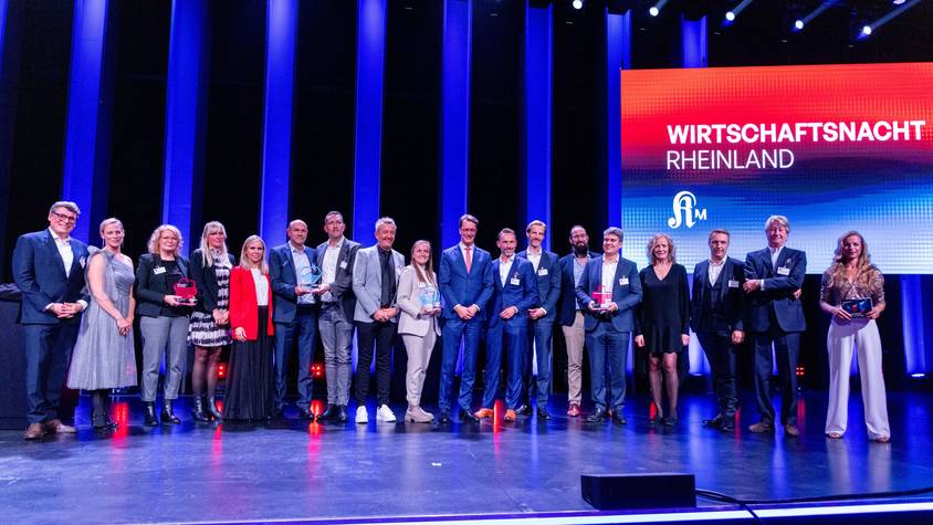 31.10.2025, Köln: 4. Wirtschaftsnacht Rheinland 2025 der Kölner Stadt-Anzeiger Medien unter dem Motto „Mission Possible - Zeit für neue Held:innen“ - Gruppenbild aller Preisträger und Preisträgerinnen mit Ministerpräsident Hendrik Wüst. Foto: Thilo Schmülgen
