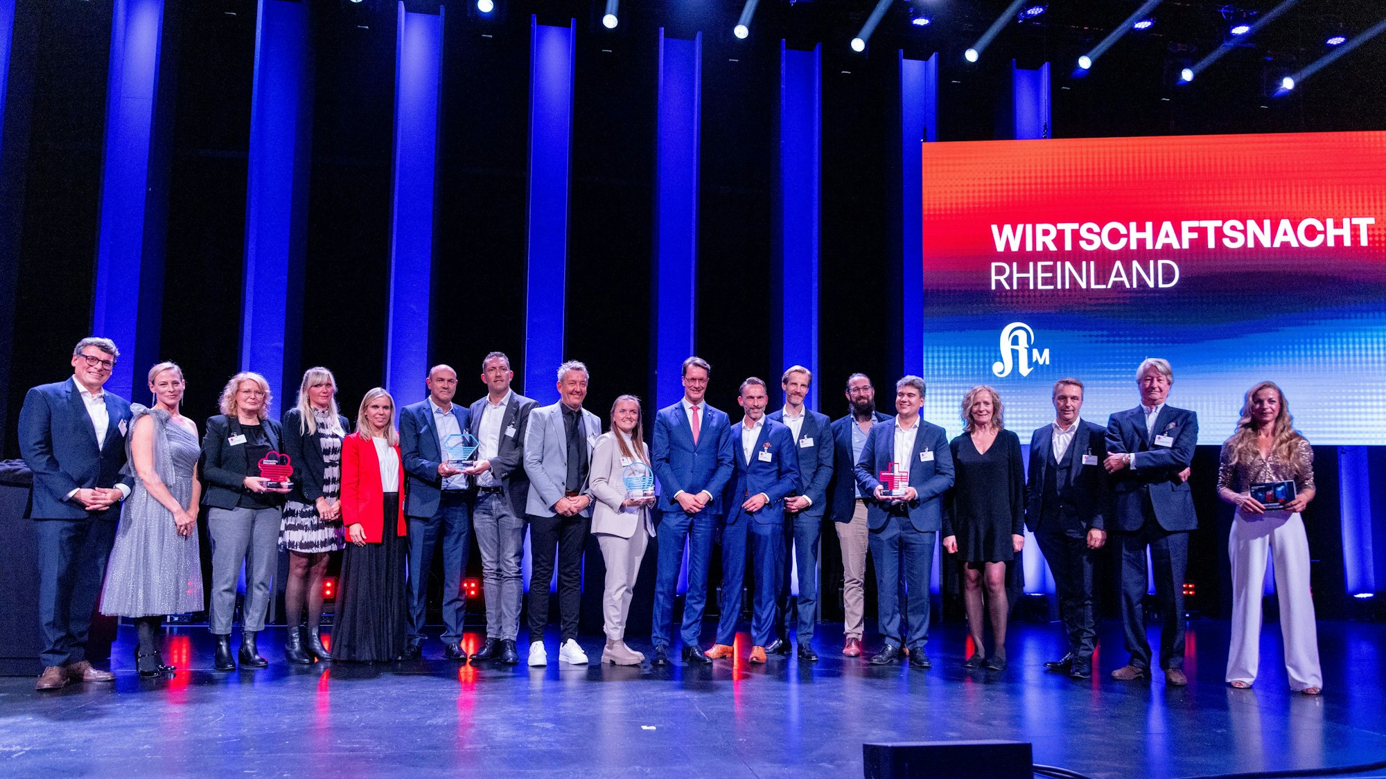 31.10.2025, Köln: 4. Wirtschaftsnacht Rheinland 2025 der Kölner Stadt-Anzeiger Medien unter dem Motto „Mission Possible - Zeit für neue Held:innen“ - Gruppenbild aller Preisträger und Preisträgerinnen mit Ministerpräsident Hendrik Wüst. Foto: Thilo Schmülgen