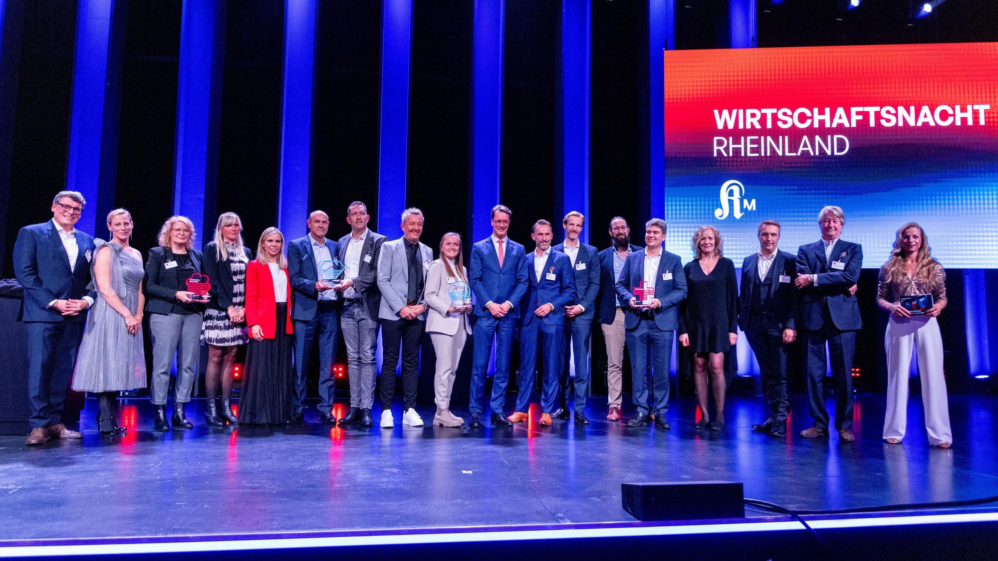 Gruppenbild aller Preisträger und Preisträgerinnen mit Ministerpräsident Hendrik Wüst. bei der 4. Wirtschaftsnacht Rheinland 2025 der Kölner Stadt-Anzeiger Medien unter dem Motto „Mission Possible - Zeit für neue Held:innen“