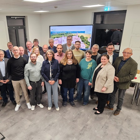 Die neuen Ratsmitglieder und Bürgermeister Emmanuel Kunz (2.v.r.) stehen neben- und hintereinander.