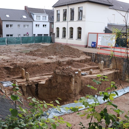 Kurz nach Beginn der Bauarbeiten wurde der Kanal entdeckt und seitdem ruhten die Bauarbeiten.