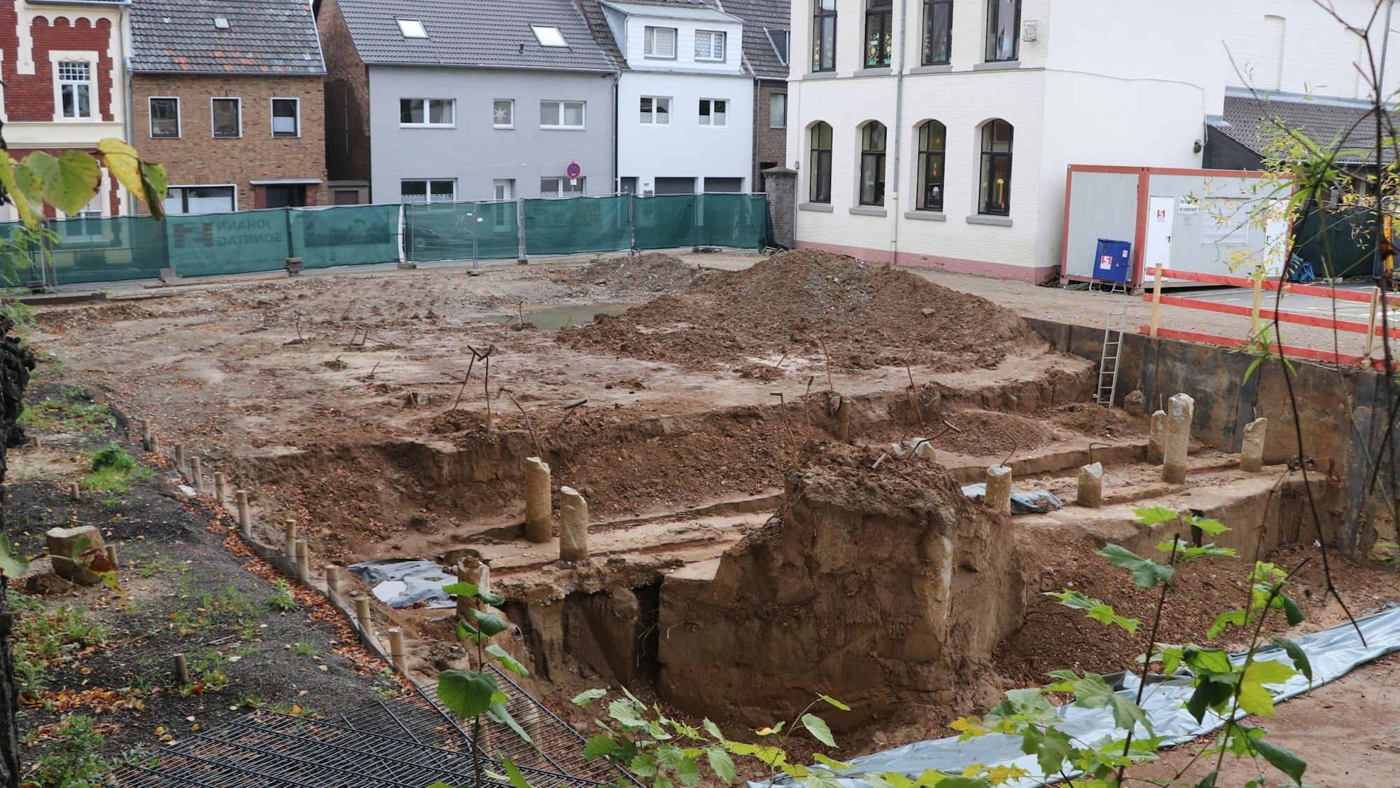 Kurz nach Beginn der Bauarbeiten wurde der Kanal entdeckt und seitdem ruhten die Bauarbeiten.