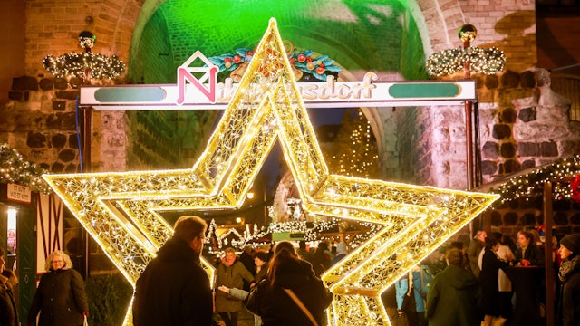 Der Weihnachtsmarkt „Nikolausdorf“ auf dem Rudolfplatz.