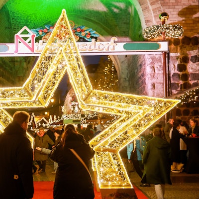 Der Weihnachtsmarkt „Nikolausdorf“ auf dem Rudolfplatz.