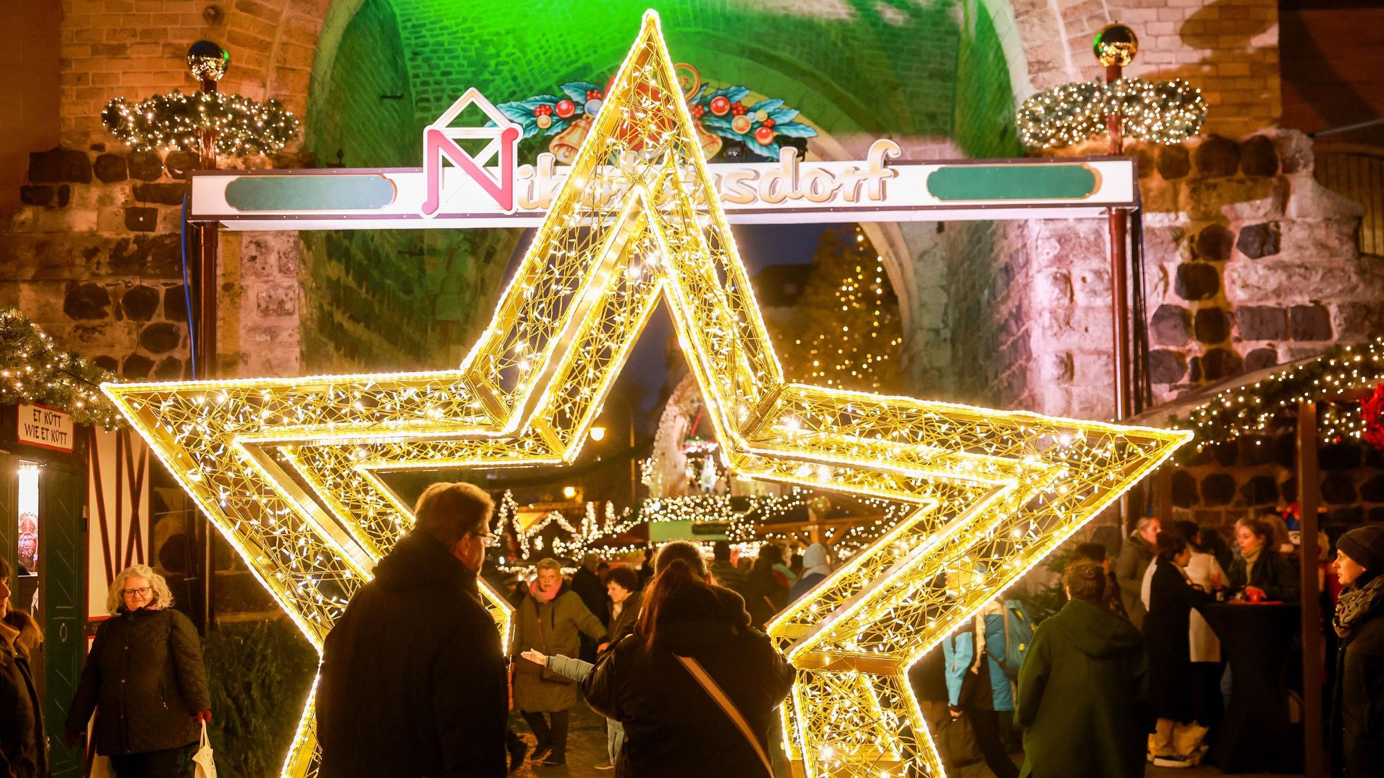 Der Weihnachtsmarkt „Nikolausdorf“ auf dem Rudolfplatz.