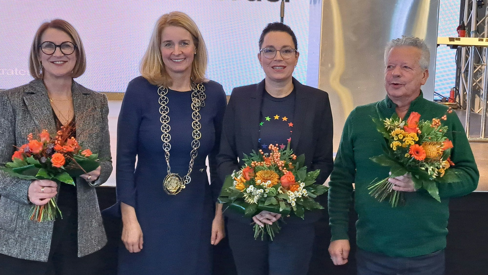 Das Foto zeigt die Wipperfürther Bürgermeisterin Anne Loth und ihre drei Stellvertreter Regina Billstein, Andrea Münnekehoff und Lothar Palubitzki.